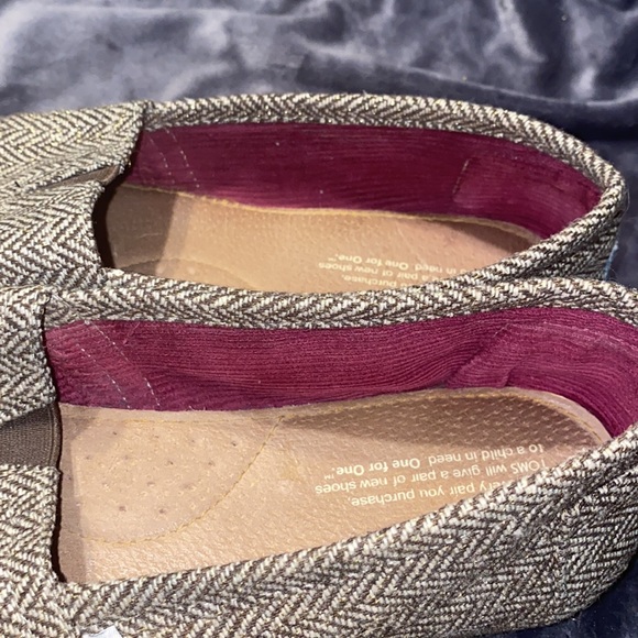 Women’s Toms shoes size 10🦩🌻 - Picture 8 of 11